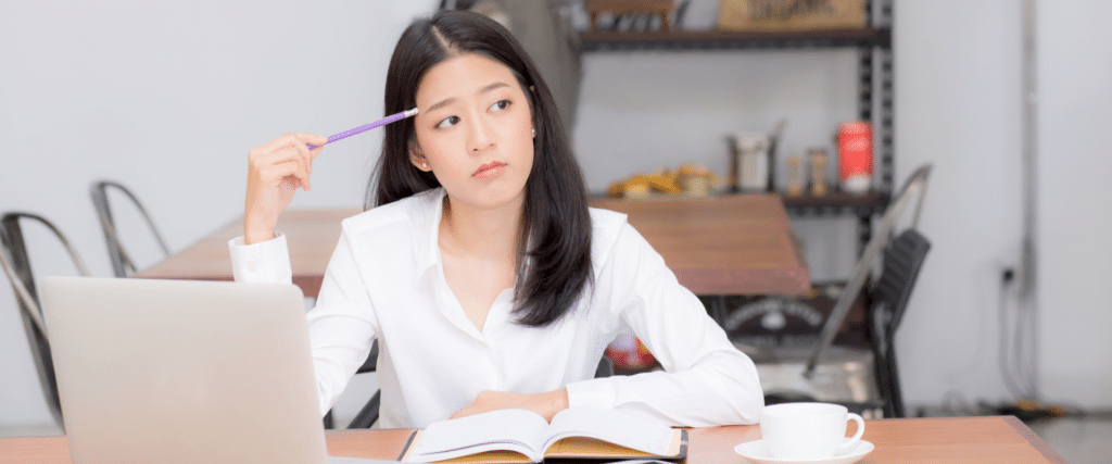 Femme qui réfléchit devant son bureau